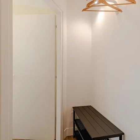 Guesthost - Lovely *