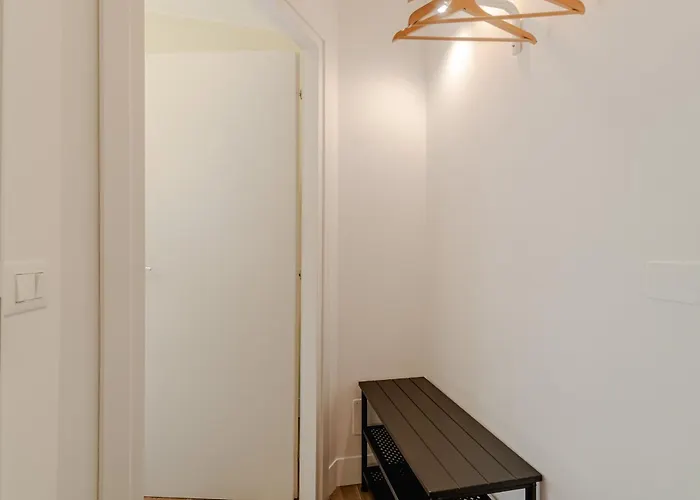Guesthost - Lovely *